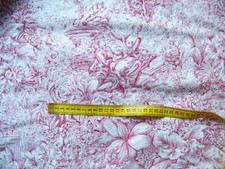 COUPON DE TISSU  DIFFERENTS MOTIFS ROUGES FOND BLANC  - 140 cm x 200 cm - J 38