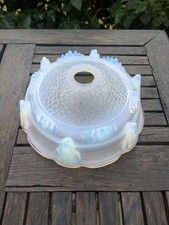 Coupelle tulipe en verre moulé dépoli Art Déco opalescent lustre signé Ezan 