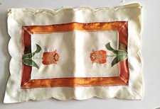 SETS de table aux tulipes brodées  de 44 x 30 cm   1 lot de 4