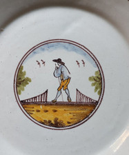 Faïence de Nevers ? XVIII ème Assiette Personnage dans médaillon - espriantik31