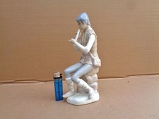 STATUETTE EN PORCELAINE SIGNEE CASADES ESPAGNE LE JOUEUR DE FLÛTE-PIPEAU .
