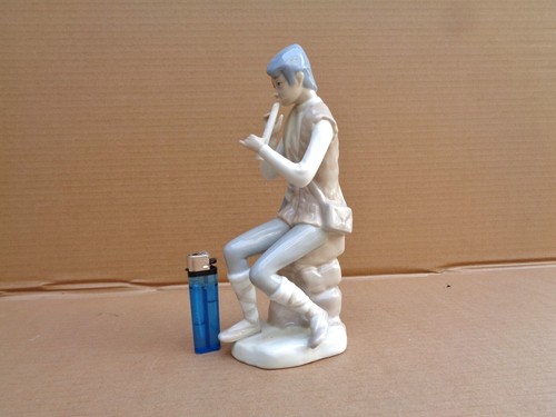 Statuette porcelaine signee - en,