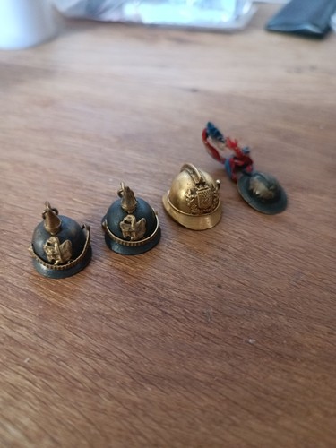 Lot casques à pointes - casques,