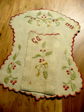 linge ancien Etui a lunettes ou a brosse en lin beige  brodé de fleurs.