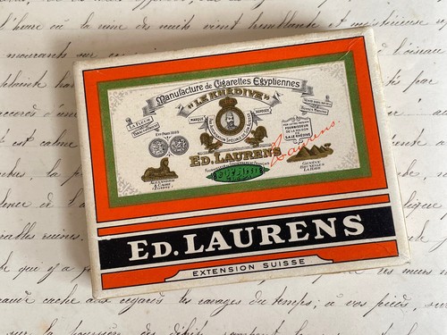Ancienne boite cigarettes - à,