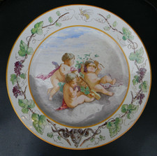 Creil Montereau Plat Mural LM & Cie Décor angelots mangeant du raisin