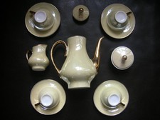 POUPEE. Dinette ancienne PORCELAINE, service à café, cafetière, crémier, sucrier