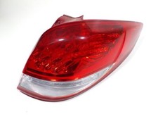 FEU ARRIERE DROIT 924022V120 HYUNDAI VELOSTER (05/2011) / NE 153213