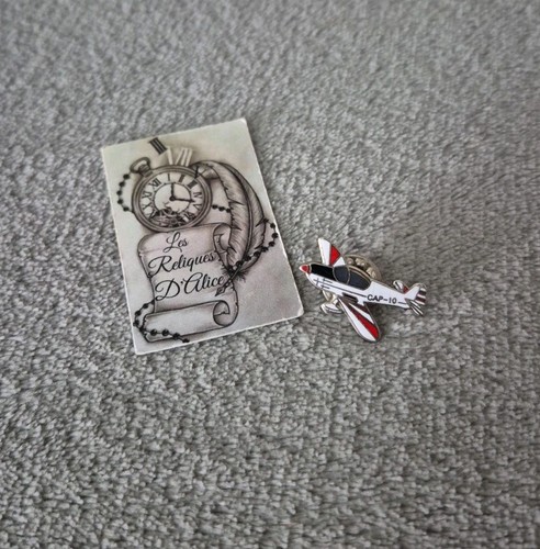 Pin avion cap sans marque - pin's,