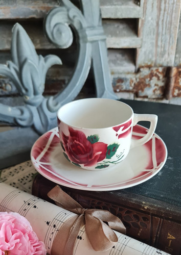 Ancienne tasse sous - et,
