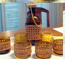 Service à Whisky en verre fumé avec un élégant tressage en rotin carafe et verre