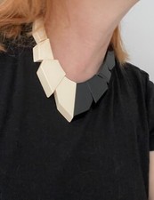 MAGNIFIQUE COLLIER ISADORA PARIS NOIR & BLANC - VINTAGE 1980 - GALALITHE