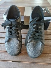 Chaussures genre baskets, en toile façon serpent, pointure 38