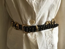 Magnifique ceinture de créateur cuir clouté et 12 cabochons métal doré en TBE.