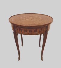 table de salon tétrapode en bois marqueté de fleurs pieds galbés . XX siècle .