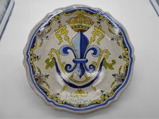 1201 ) ASSIETTE FLEUR DE LYS  EN FAIENCE DE MALICORNE POUPLARD BEATRIX XIX ème