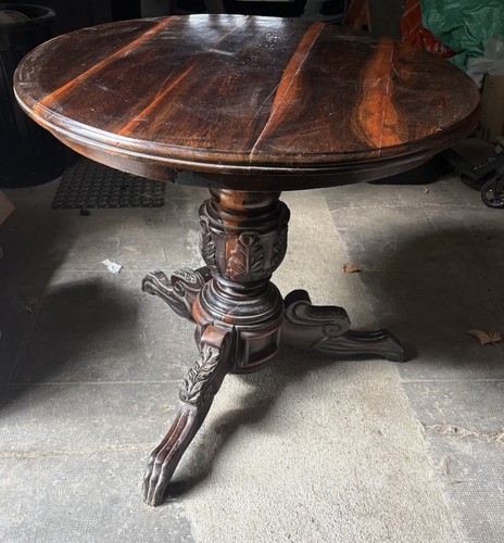 Une table guéridon - table, en