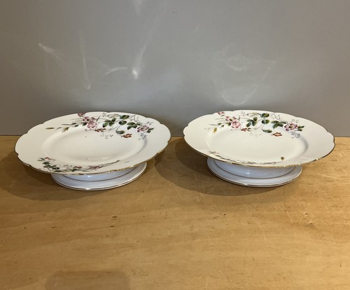 Anciennes assiettes sur pied - sur,