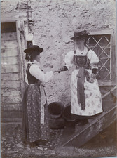 Autriche, Tyrol, Femmes en costume traditionnel, Tirage vintage, ca.1900 Tirage 