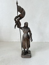 Statuette représentant Jeanne d'Arc victorieuse en régule. Début XXe