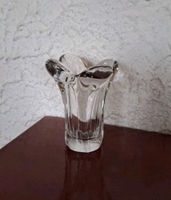 Petit vase en cristal signé
