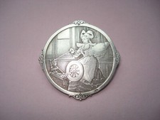 Broche Ancienne en Argent - Fileuse à la Quenouille