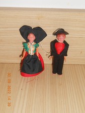 Couple folklorique de poupées