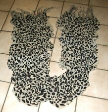 ECHARPE - tricot couleur BEIGE impression leopard  Longueur 170 cm à franges