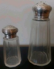 Deux Saupoudreuses salières