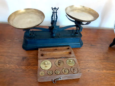 Jolie petite balance fonte 1 kg plateaux épicier +boite de 11 poids complète