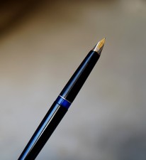 STYLO PLUME PELIKAN CLASSIC EN RESINE NOIRE - FENETRE BLEUE - PLUME MOYENNE