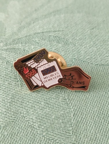 Pin pins - pin's,