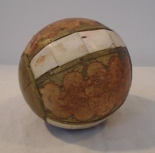 ANCIENNE BOULE BOIS INCRUSTEE OS METAL VINTAGE 12 CM DIAMETRE