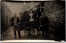 CARTE PHOTO femmes dans une charrette a bras