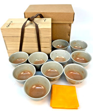 Ensemble de tasses anciennes