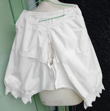 ancienne culotte longue fendue en fil de coton blanc bas fait au crochet 19 ème