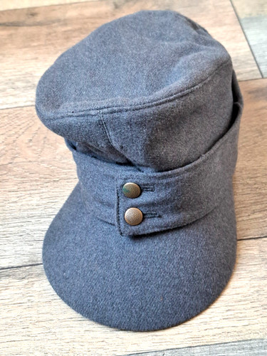 Une casquette militaire