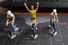 3 coureurs cyclistes Roger