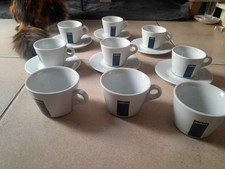 LOT DE 13 TASSES ET 6 SOUS-TASSES LAVAZZA