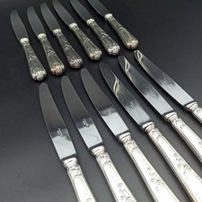 ERCUIS - 12 COUTEAUX DE TABLE EN MÉTAL ARGENTÉ Modèle DUBARRY / DU BARRY