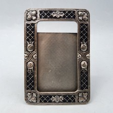 Cadre porte photo en métal argenté et émaux laqués signé Catherine Popesco XXème