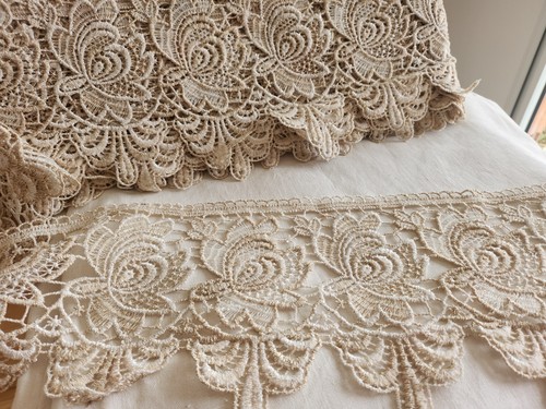 Très large dentelle vintage - très,