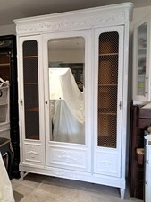 Armoire ancienne patinée blanc style Louis XVI.