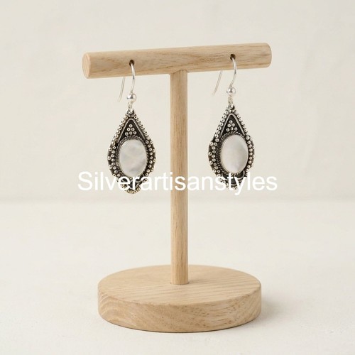 Boucles oreilles faites - d'oreilles, main