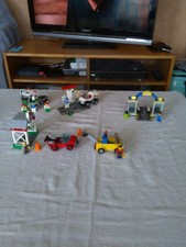 LEGO CITY 60232 LE GARAGE CENTRAL  +  BONUS ( CABINE 3180 AVEC 3 FIGURINES ).