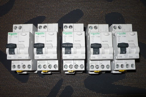 Disjoncteur a9n21028 - disjoncteur,