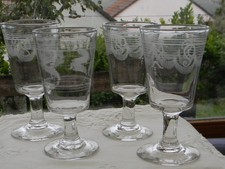 Lot de 4 verres anciens en verre soufflé. Décor gravé à l'acide.