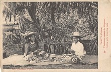CPA OCEANIE TAHITI TAHITIENNES TRESSANT DES CHAPEAUX (cpa rare