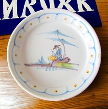 Angoulême. Assiette en faïence décor polychrome d'un homme sous un arbre, XVIIIe