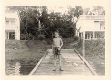 ANCIENNE PHOTOGRAPHIE GUYANE ~1950 REGION DE L'OYAPOCK GARCON SUR UN PONTON